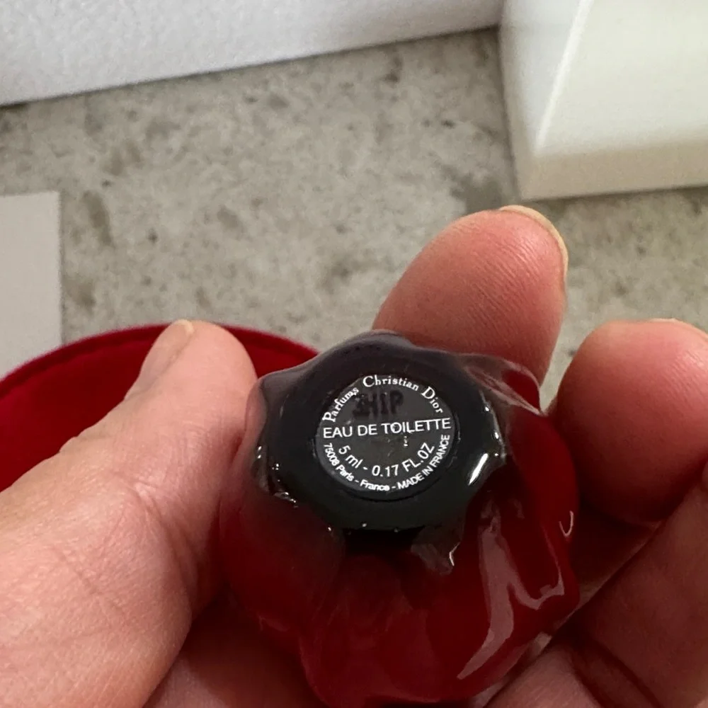 New in Box Dior Red Velvet Pouch with Miniature Perfume - Picture 6 of 10